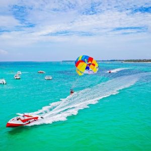 Région de Punta Cana : Croisière festive avec parachute ascensionnel et open bar